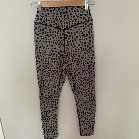 Balance Athletica/ Vitality Ascend Pant Kingdom Collection Snow Leopard Small - Picture 2 of 8
